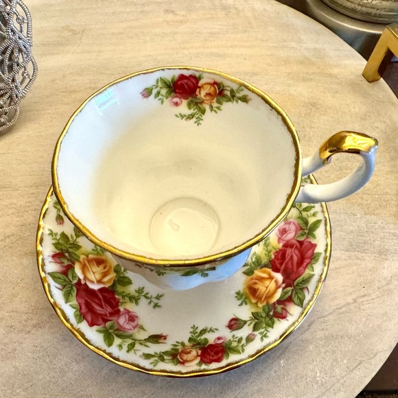 Royal Albert Country Roses Teacup and saucer - Picture 1 of 6